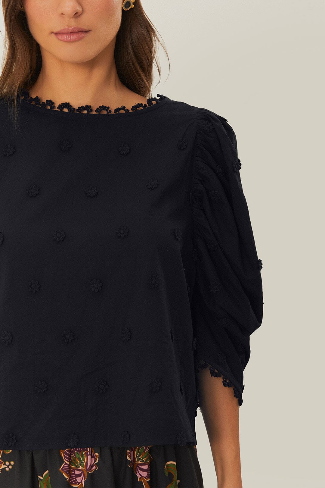 BLOUSE NOIRE À FLEURS 3D