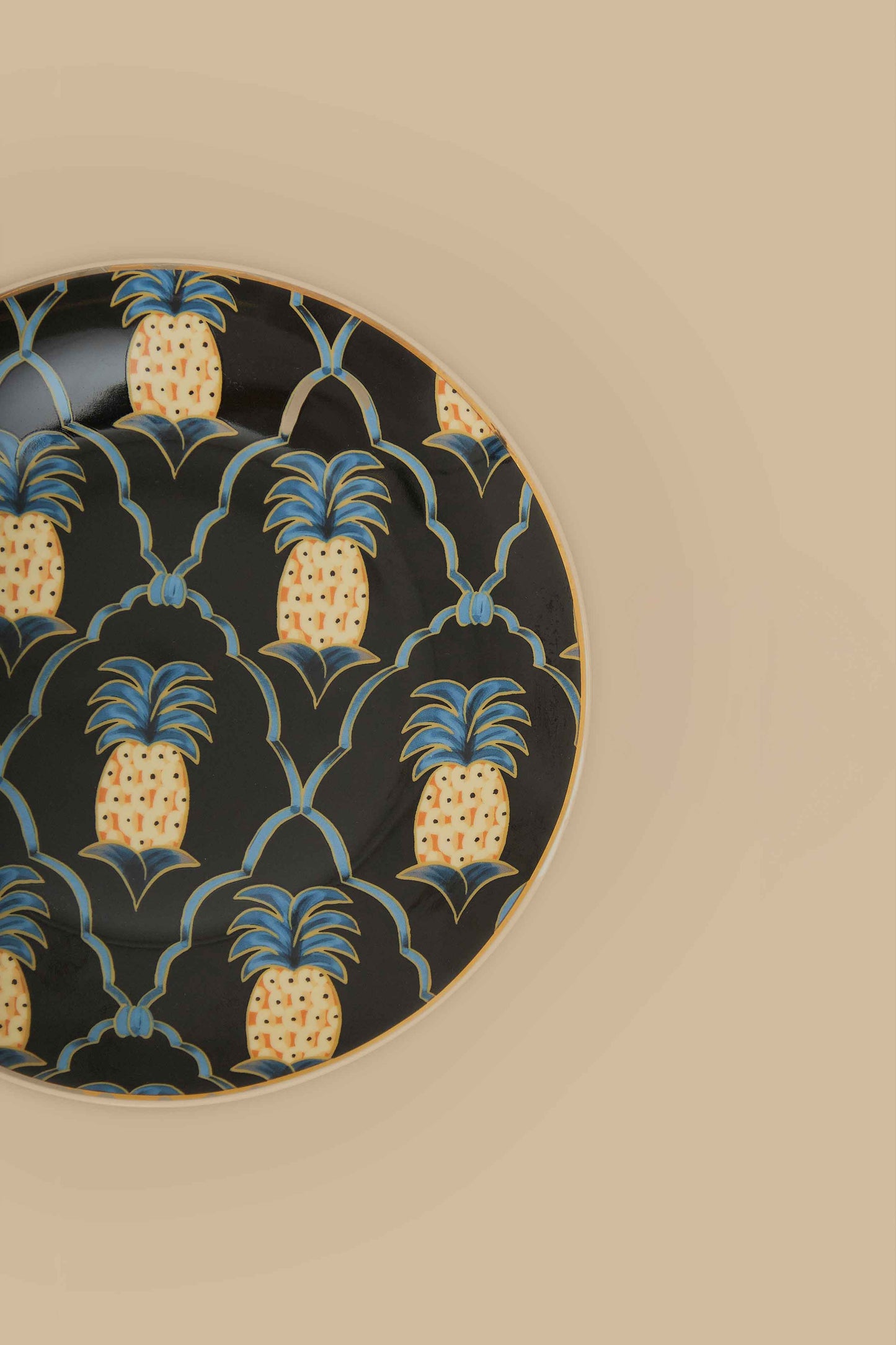 Assiette à dessert romantique à l'ananas