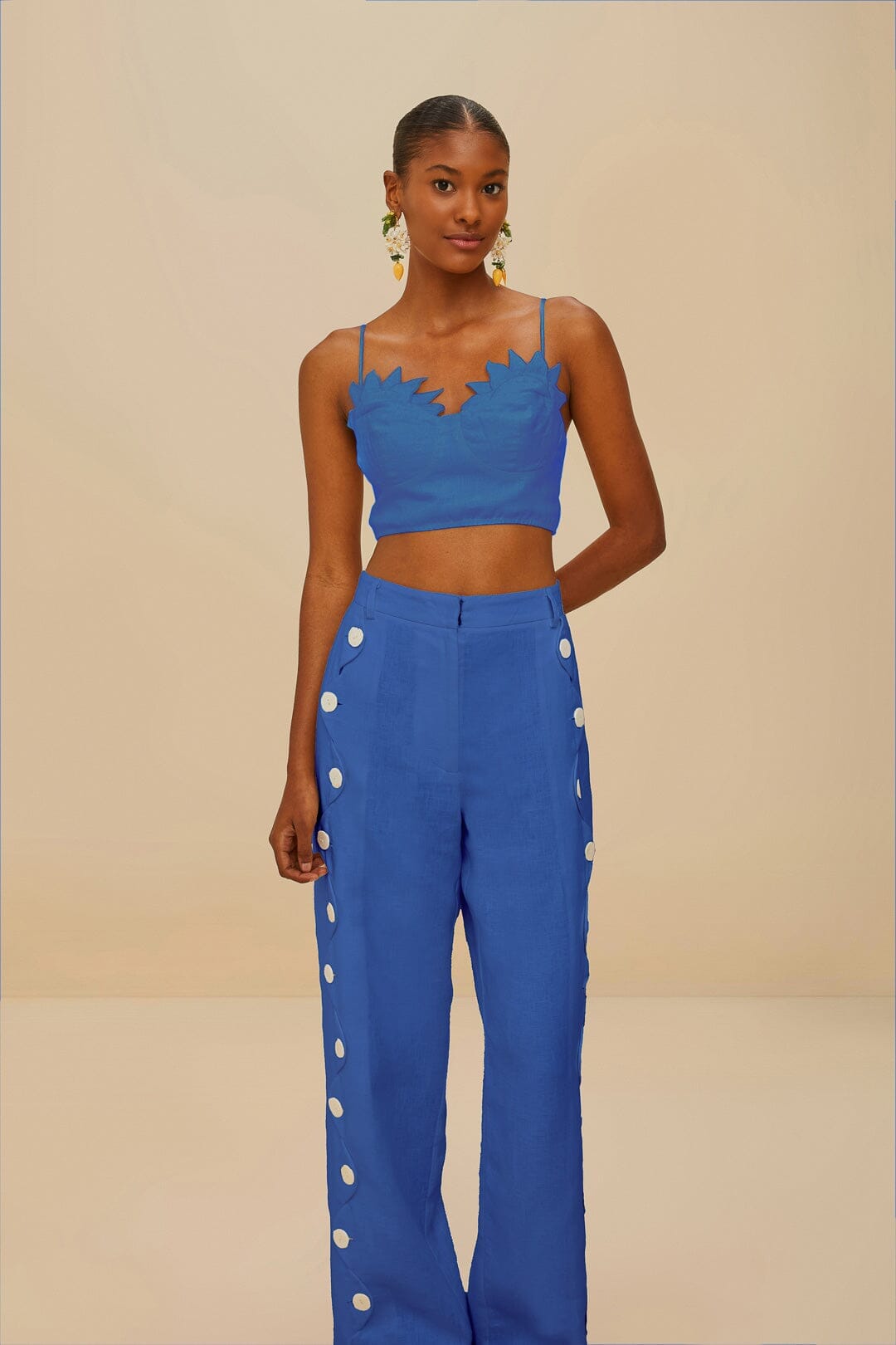 PANTALON BLEU TAILLE HAUTE À BOUTONS ONDULÉS