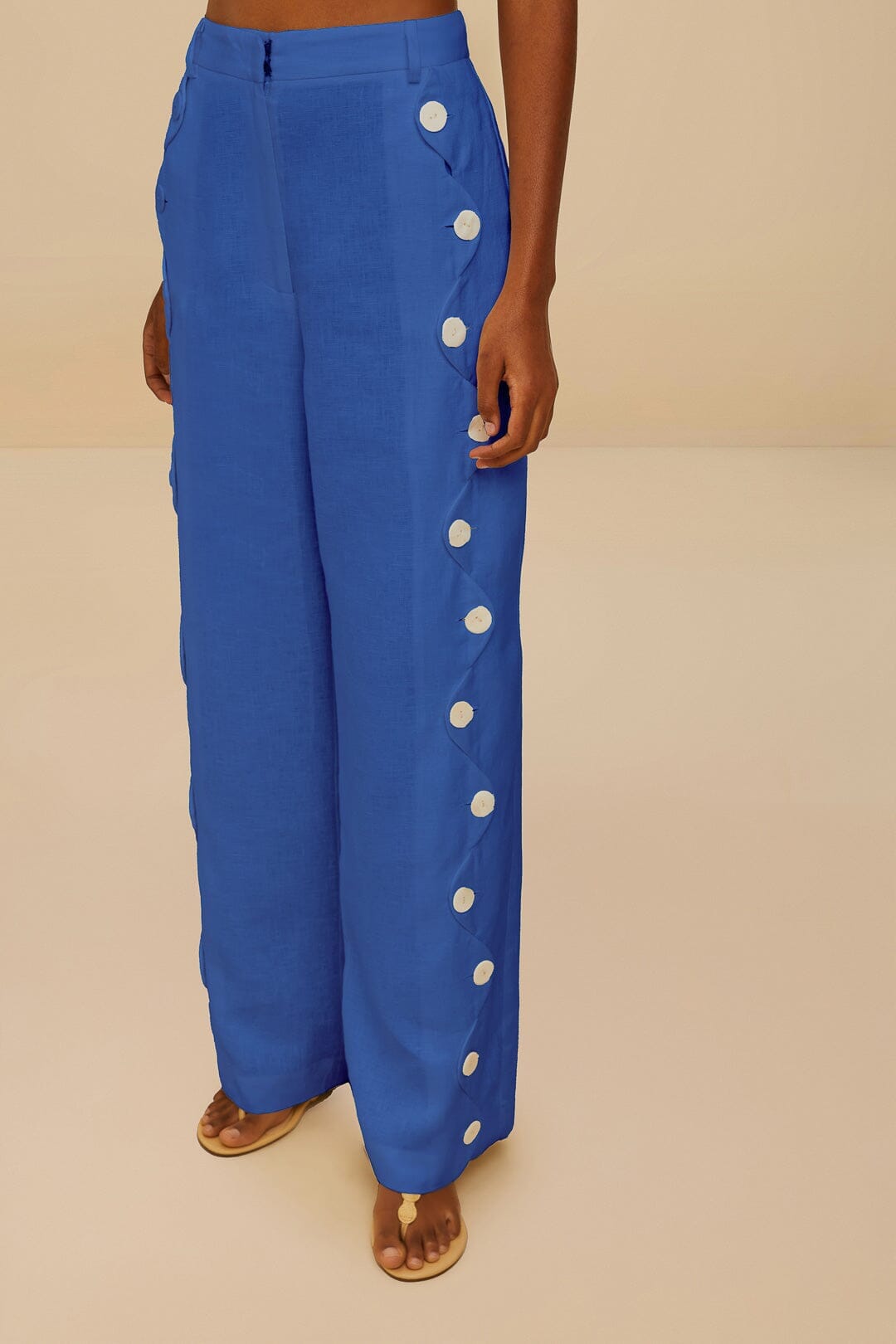 PANTALON BLEU TAILLE HAUTE À BOUTONS ONDULÉS