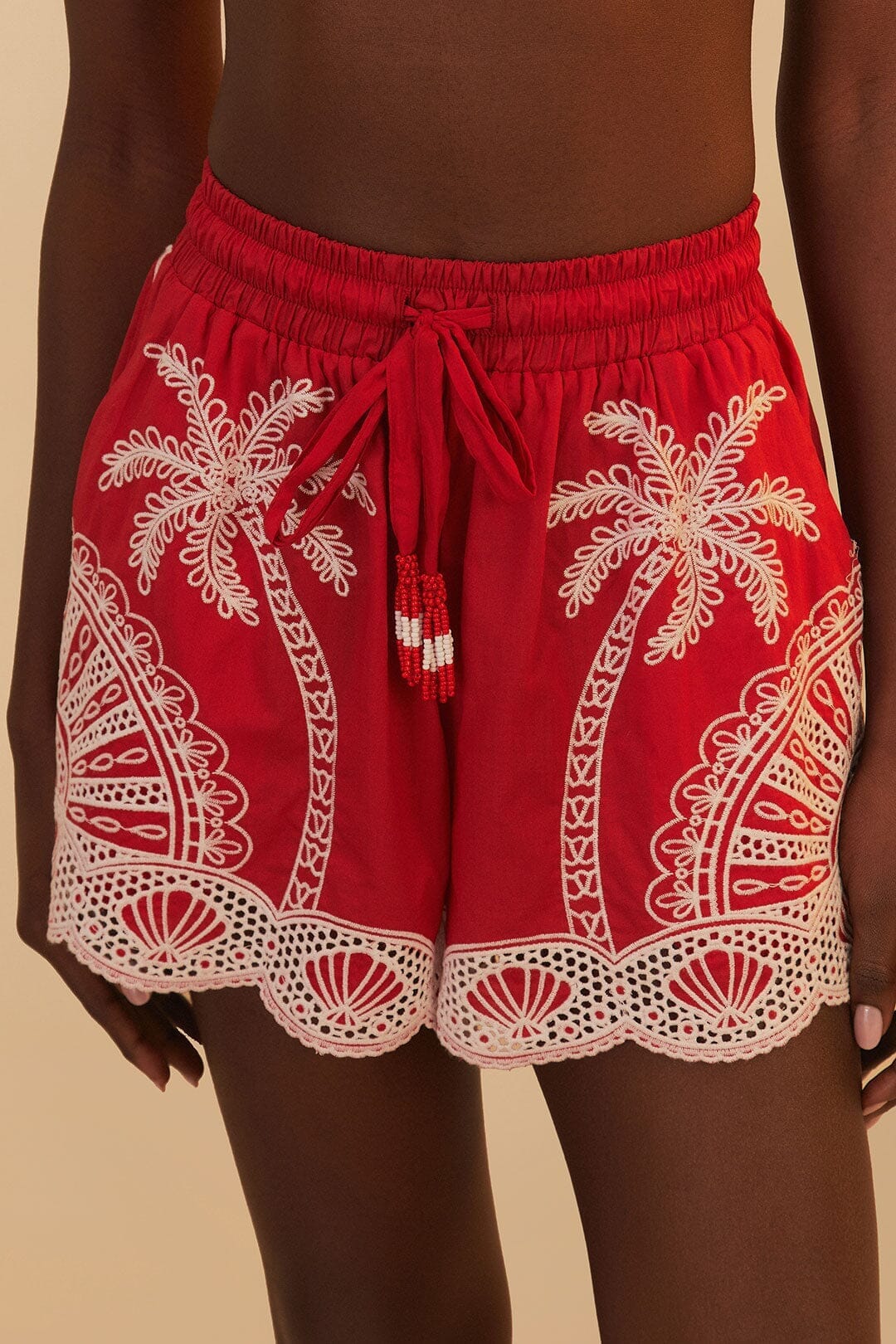 Short en coton biologique brodé palmiers rouges