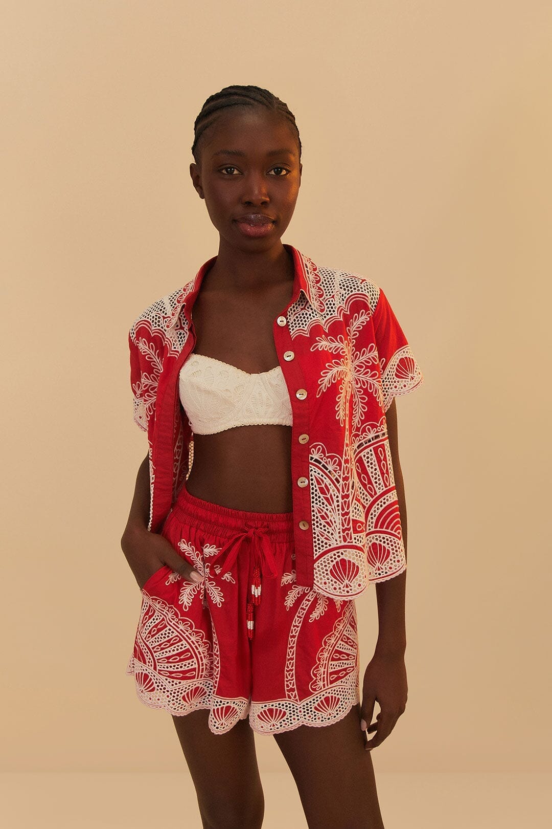 Short en coton biologique brodé palmiers rouges