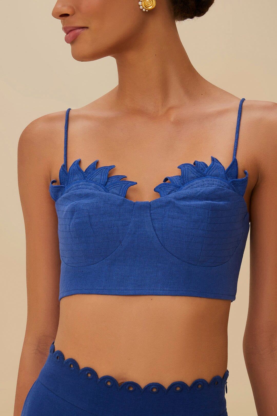 Haut court bleu à coupe lever de soleil