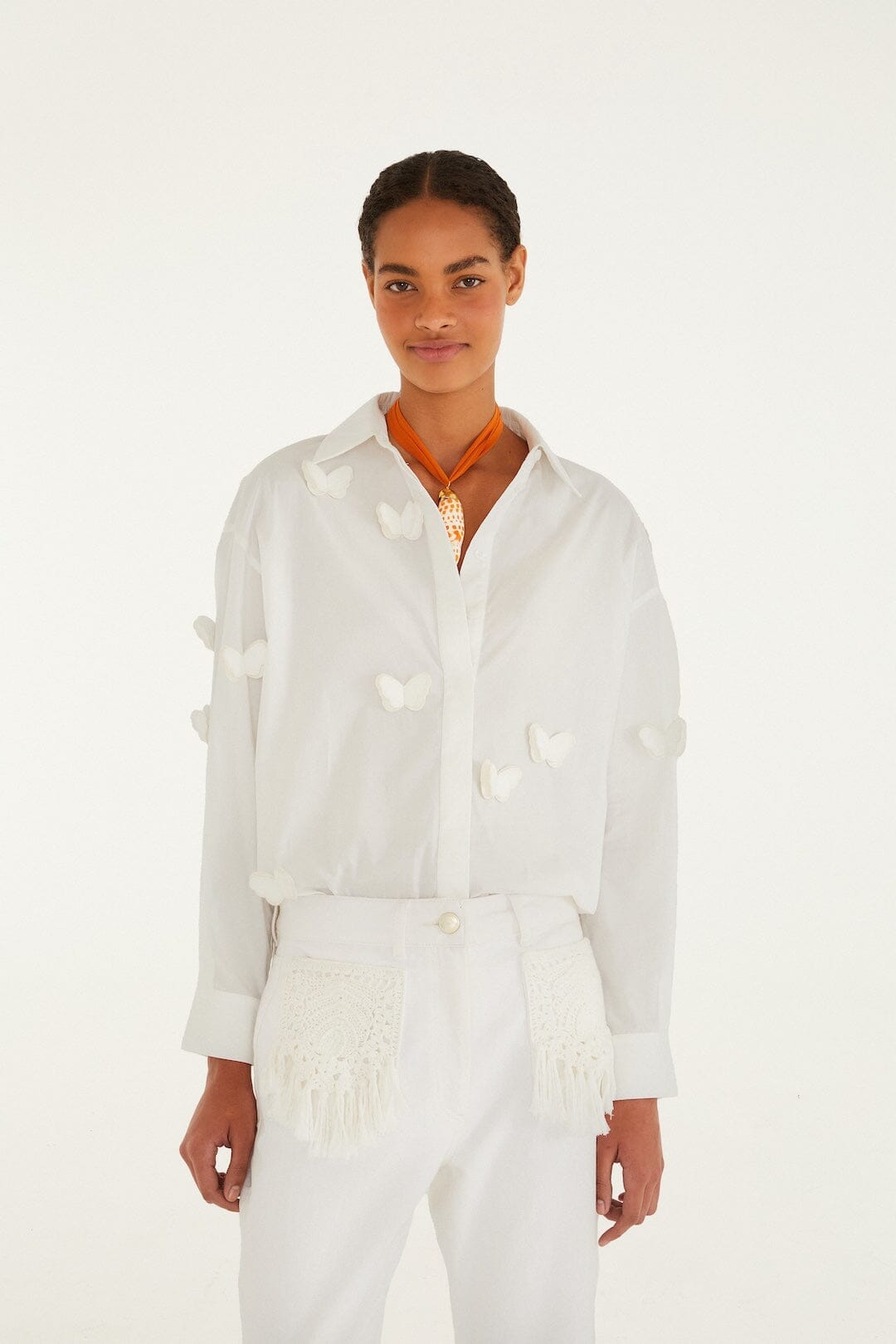 BLUSE MIT SCHMETTERLINGSMUSTER IN OFF-WHITE