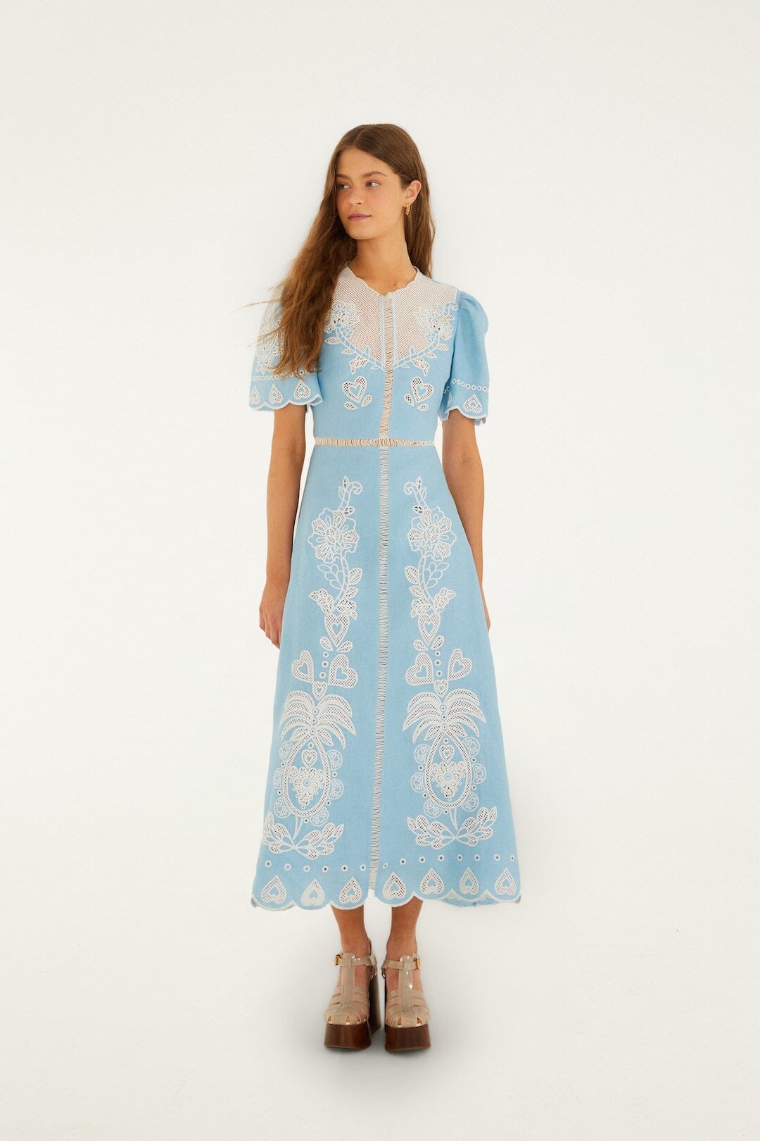 Vestido midi bordado azul claro en Farm Rio