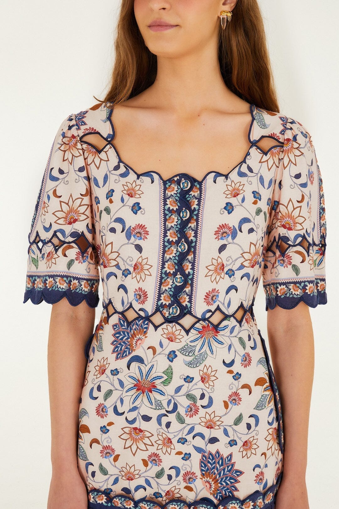 Robe courte à découpe festonnée et imprimé floral rose de Delhi