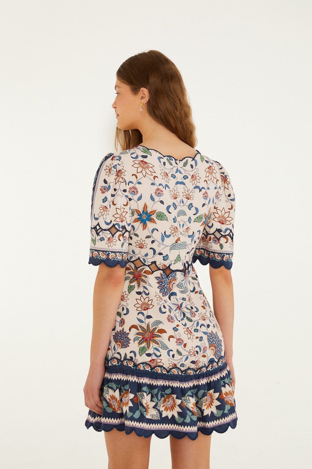 Robe courte à découpe festonnée et imprimé floral rose de Delhi