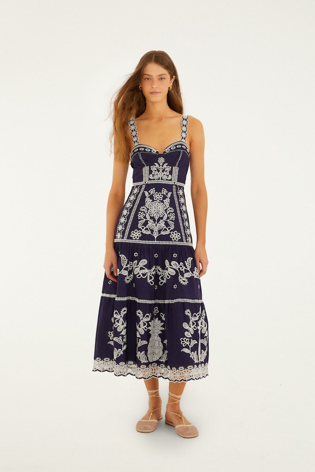 Vestido midi azul con bordado Richelieu en Farm Rio