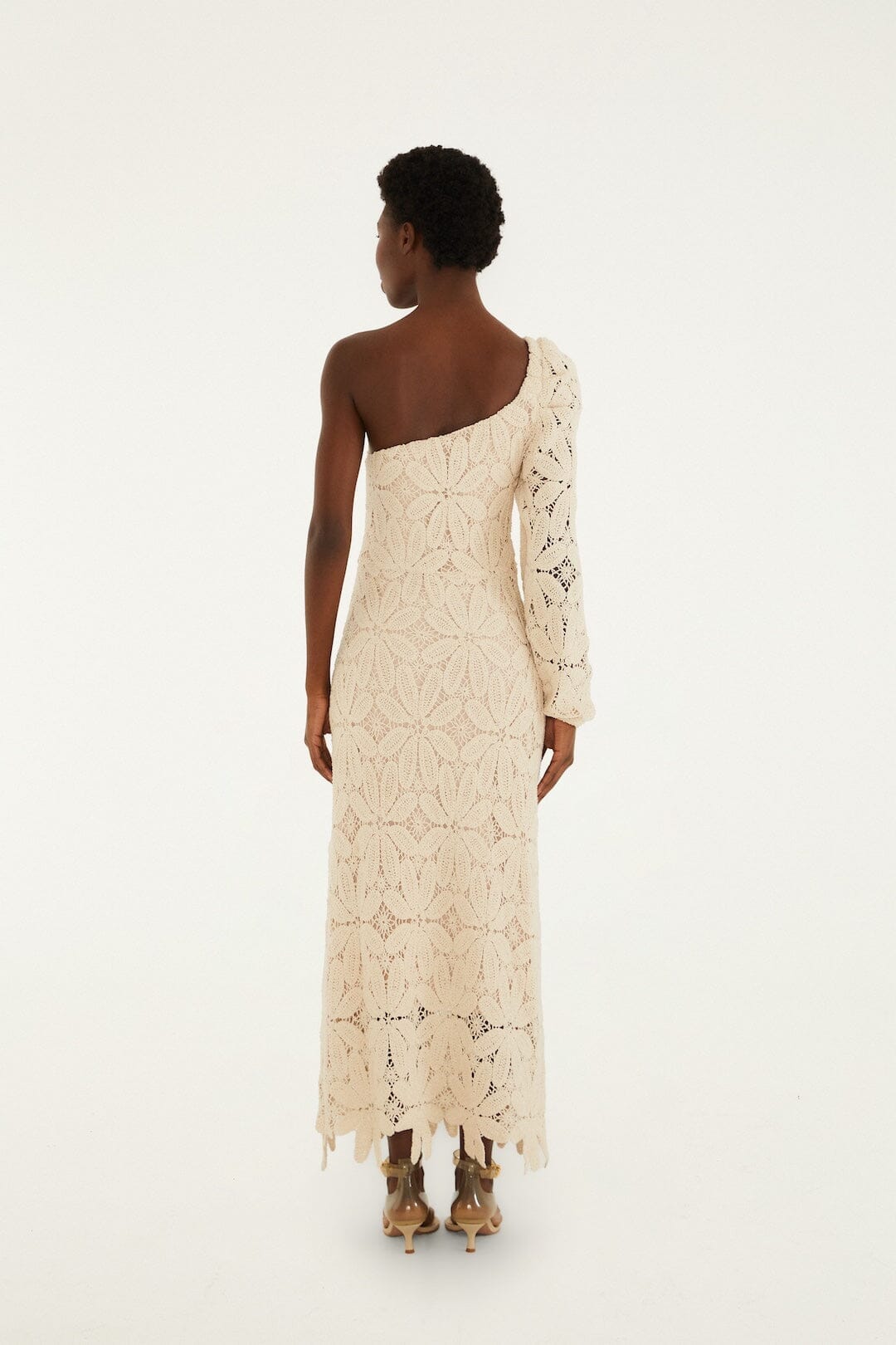 HÄKELKLEID MIT EINER SCHULTER UND BLUMENMUSTER
