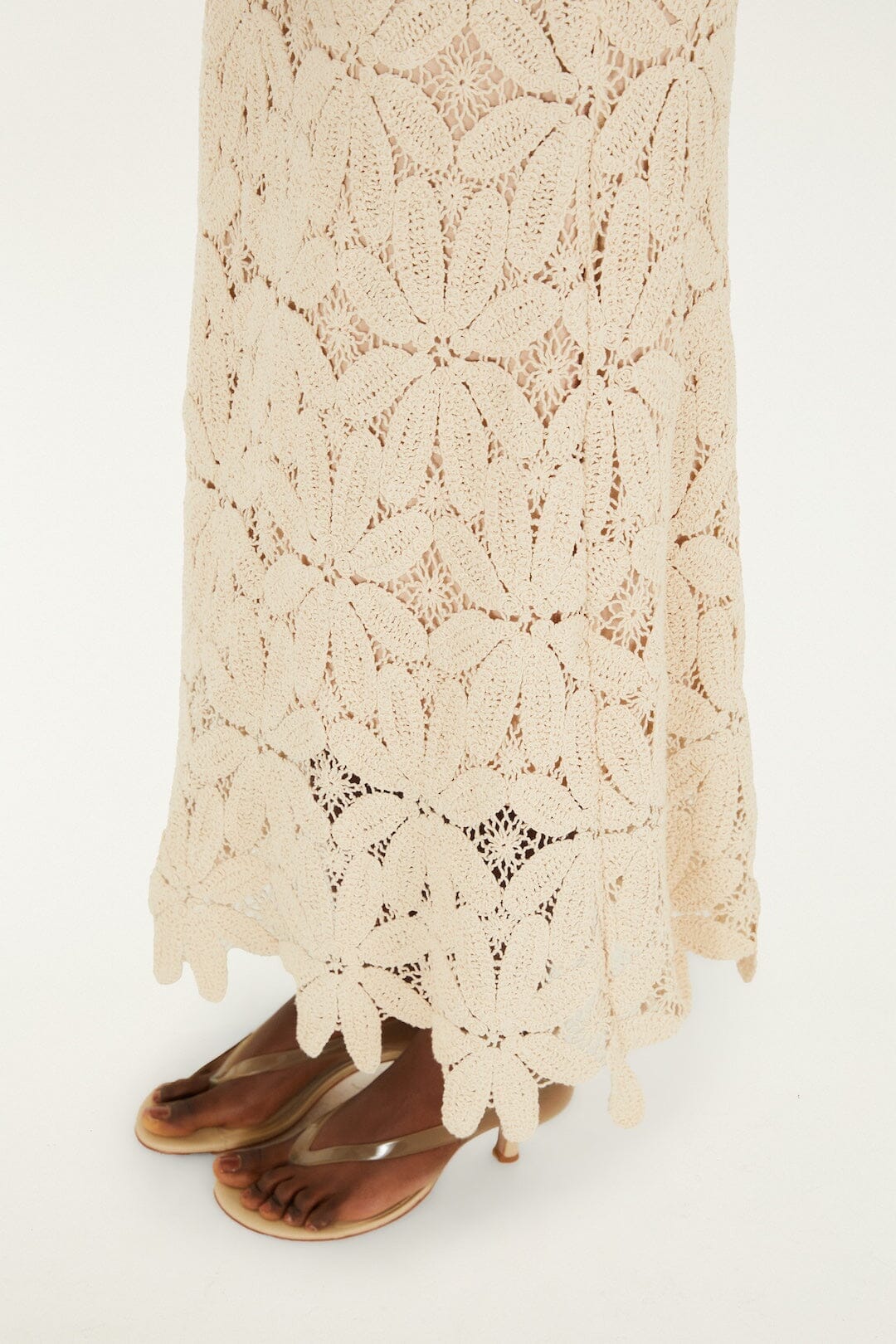 HÄKELKLEID MIT EINER SCHULTER UND BLUMENMUSTER