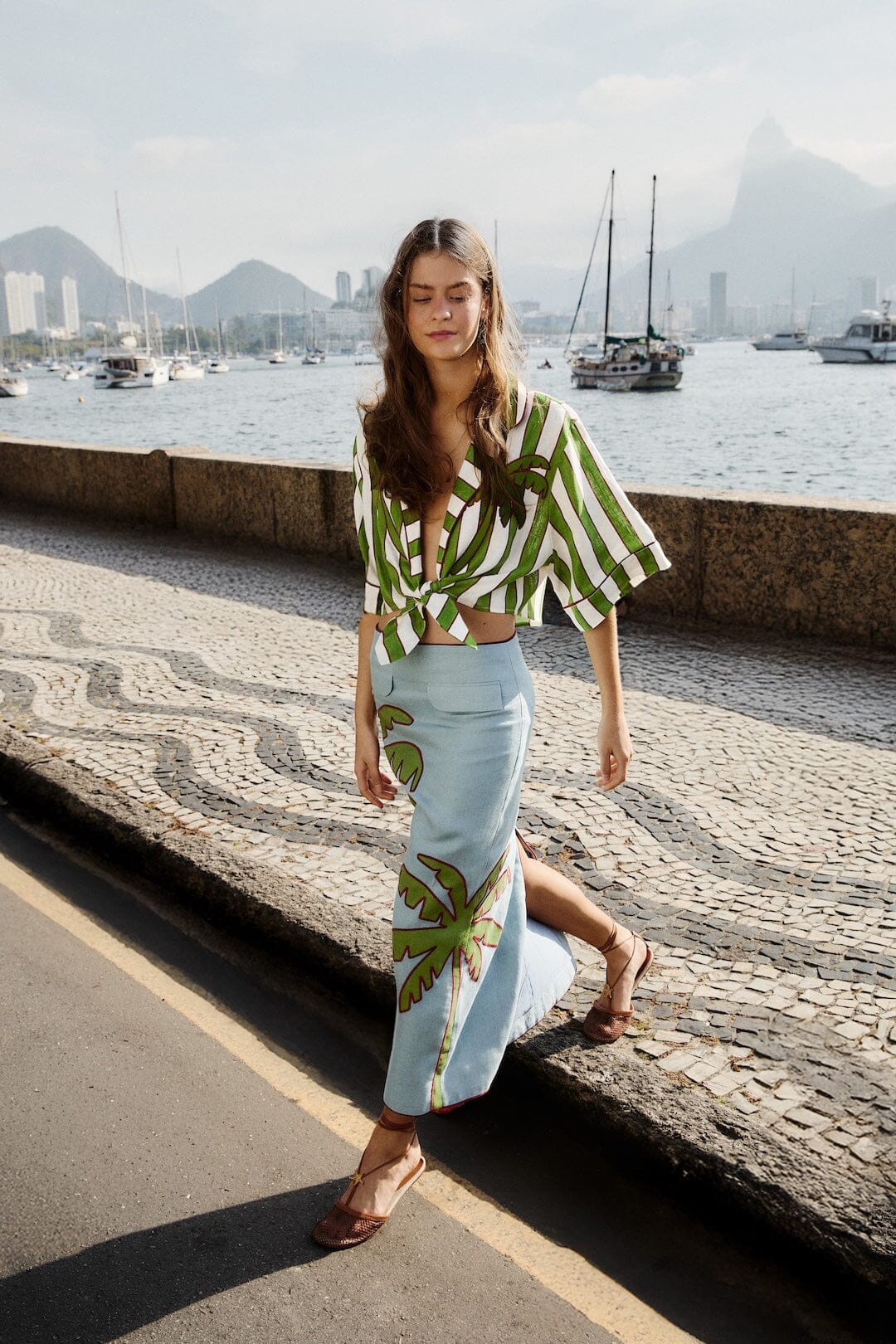 Falda maxi Palm Tree bordada azul en Farm Rio