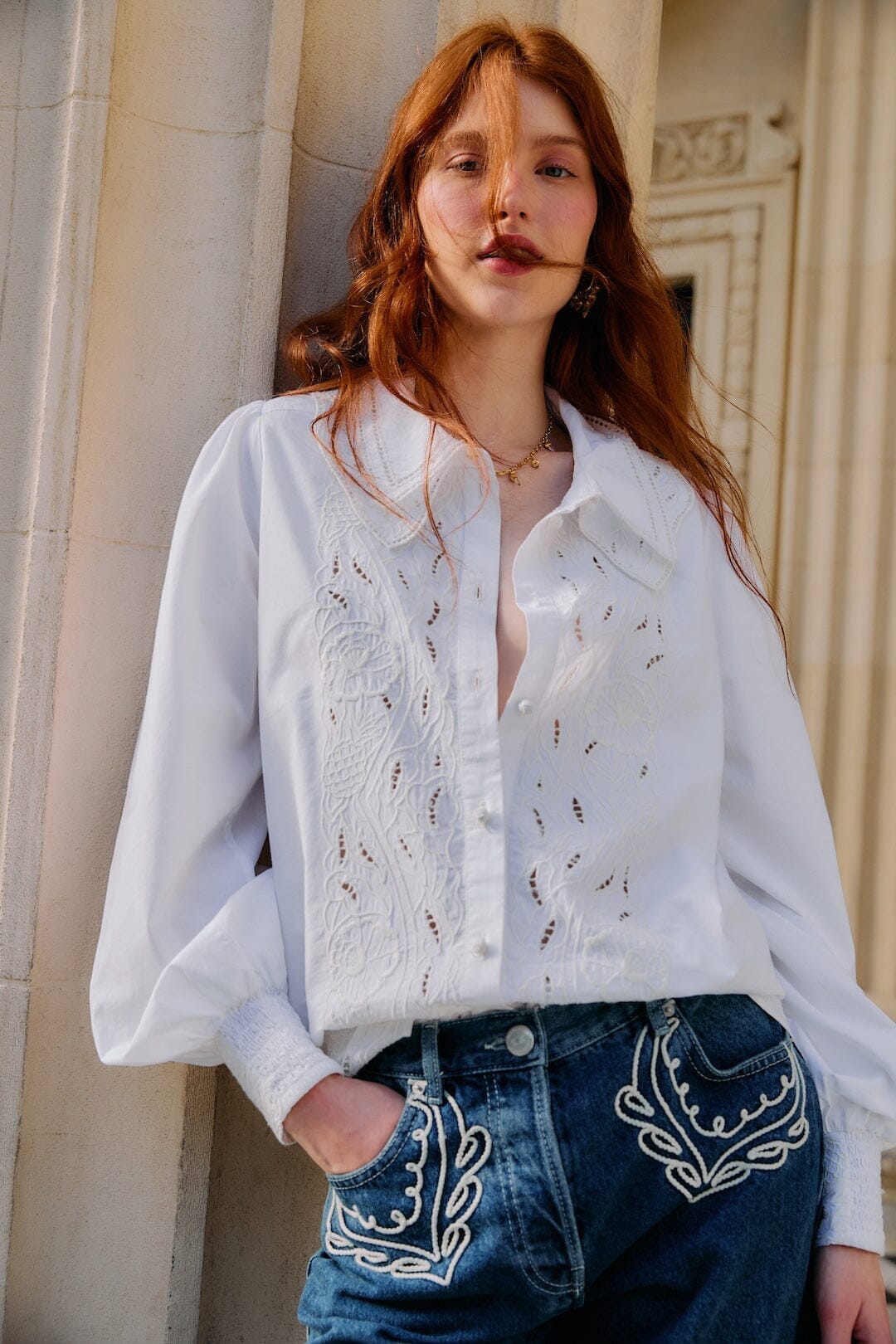 Chemise écrue à manches smockées boutonnées en dentelle brodée