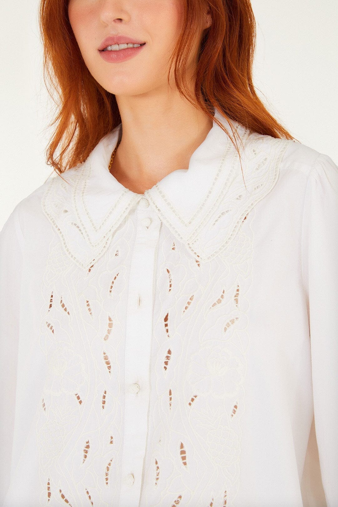 Chemise écrue à manches smockées boutonnées en dentelle brodée