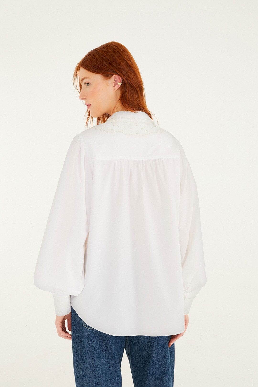 Chemise écrue à manches smockées boutonnées en dentelle brodée