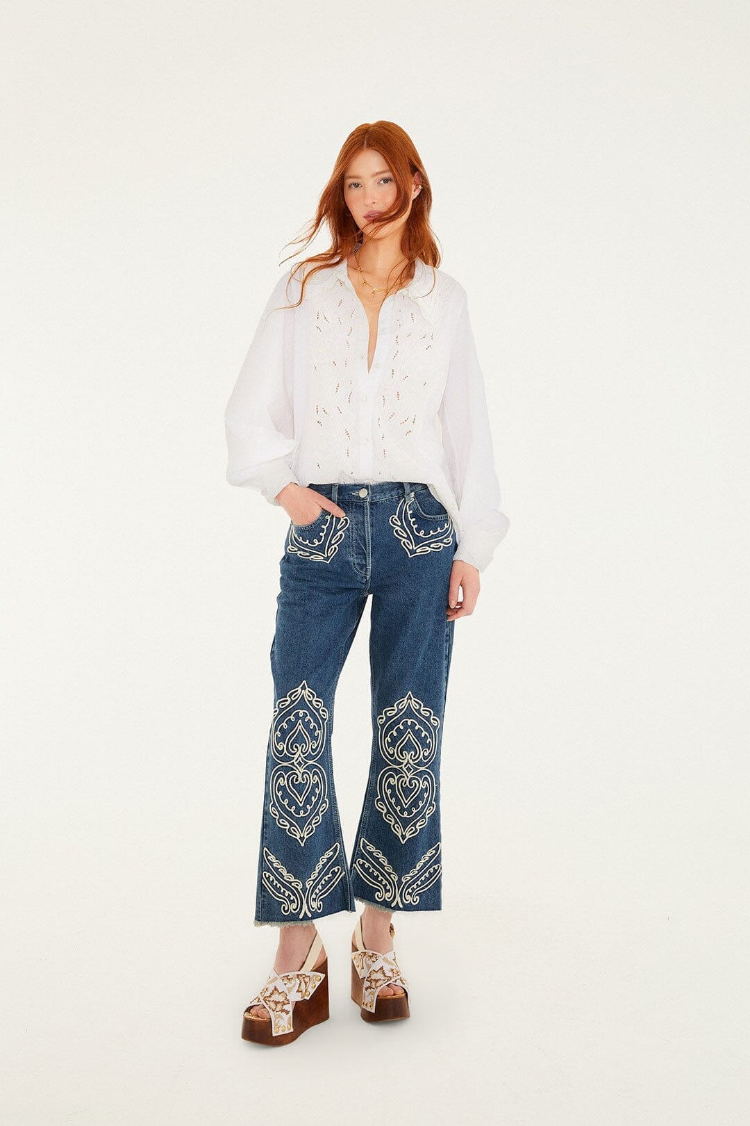 Chemise écrue à manches smockées boutonnées en dentelle brodée