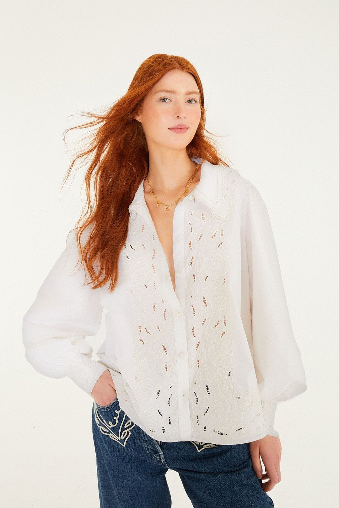 Chemise écrue à manches smockées boutonnées en dentelle brodée