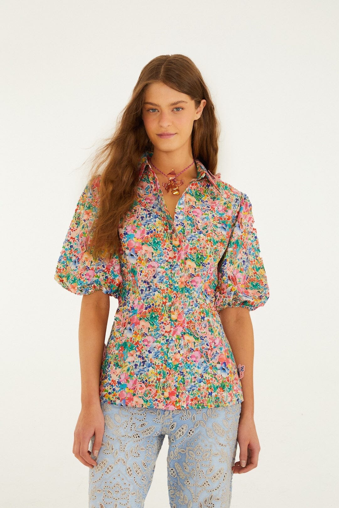 BAUERNBLUSE MIT BLUMENMUSTER, GEBROCHENER SCHMETTERLINGSMUSTER