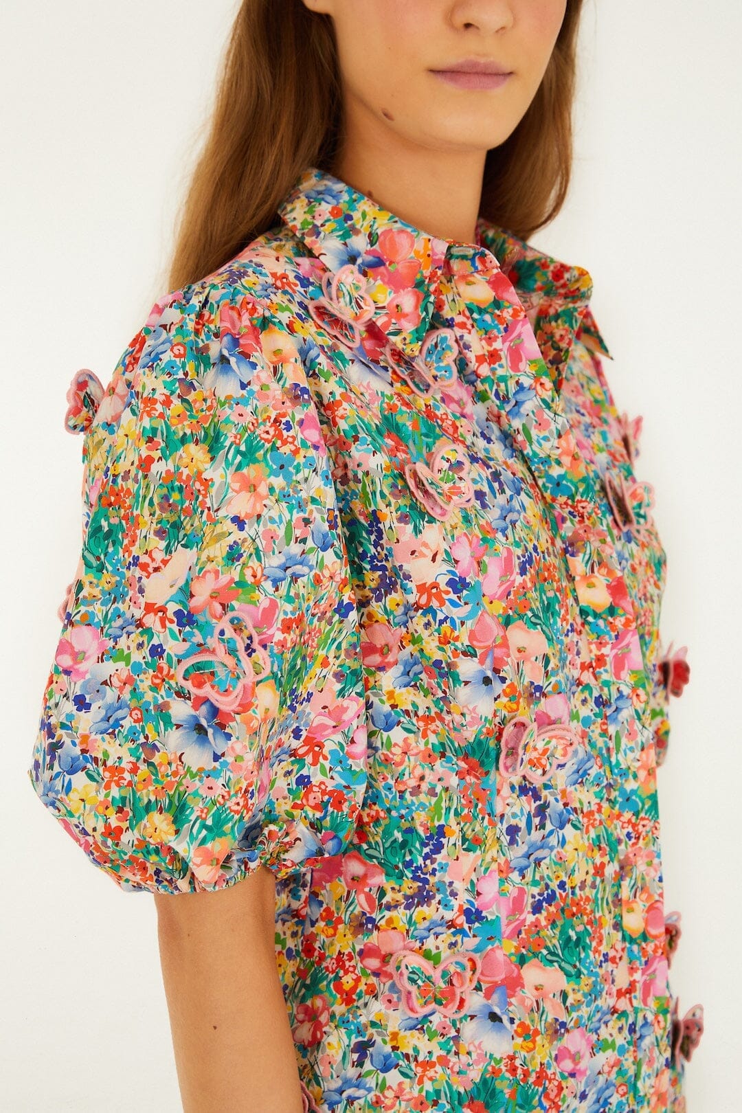 BAUERNBLUSE MIT BLUMENMUSTER, GEBROCHENER SCHMETTERLINGSMUSTER