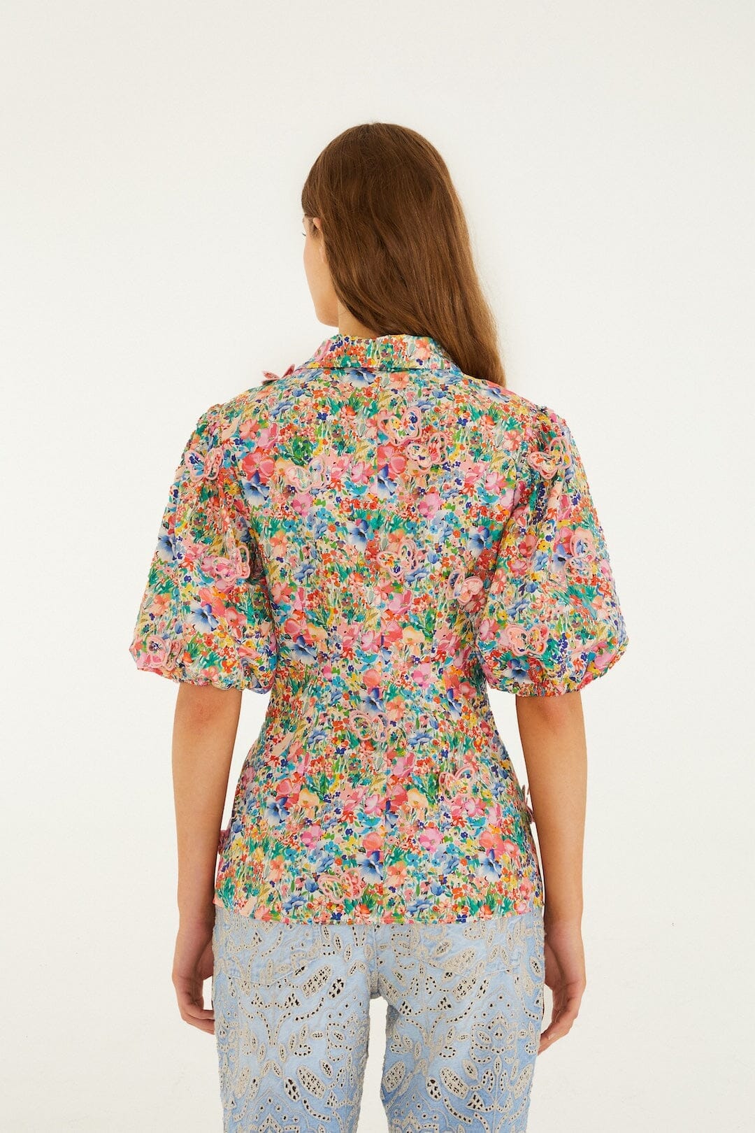 BAUERNBLUSE MIT BLUMENMUSTER, GEBROCHENER SCHMETTERLINGSMUSTER