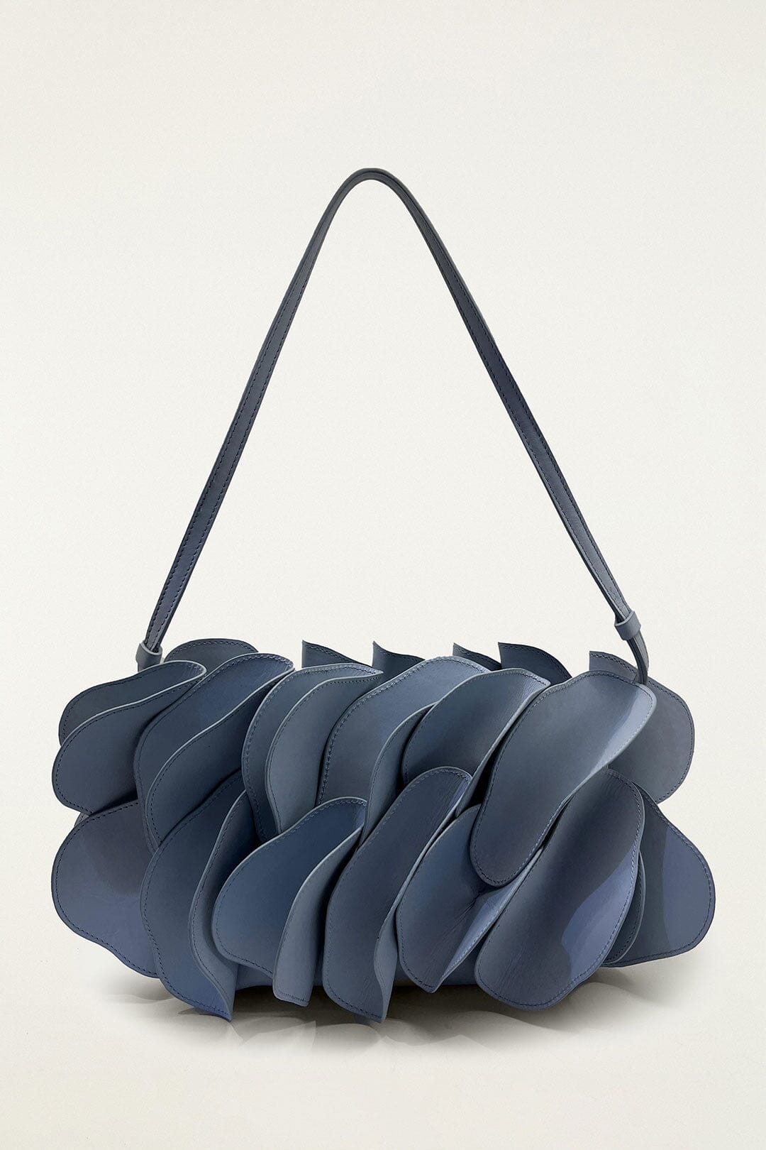 Blaue Leder-Schultertasche mit Blumenmuster