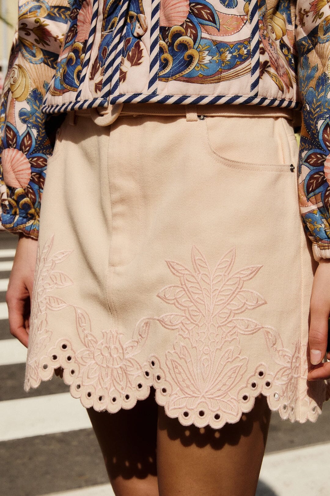 Mini-jupe en sergé Richelieu rose pâle à motif géométrique