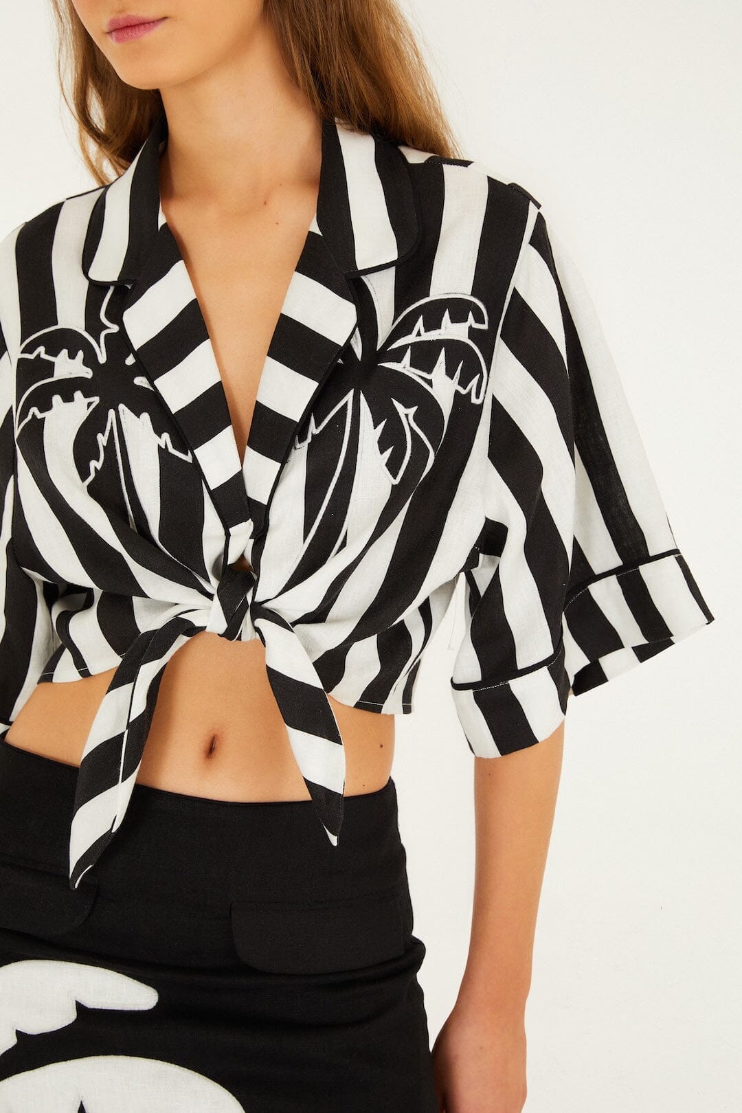 Haut court noir à rayures printanières à manches courtes