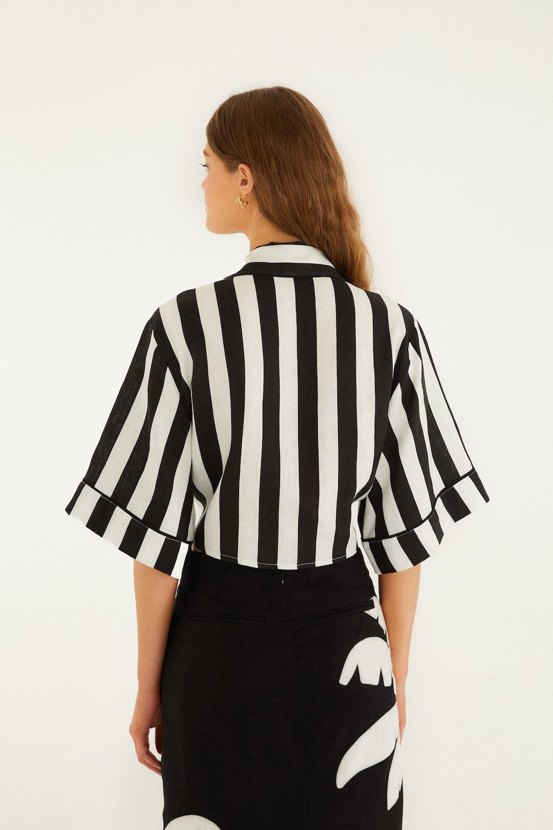Haut court noir à rayures printanières à manches courtes