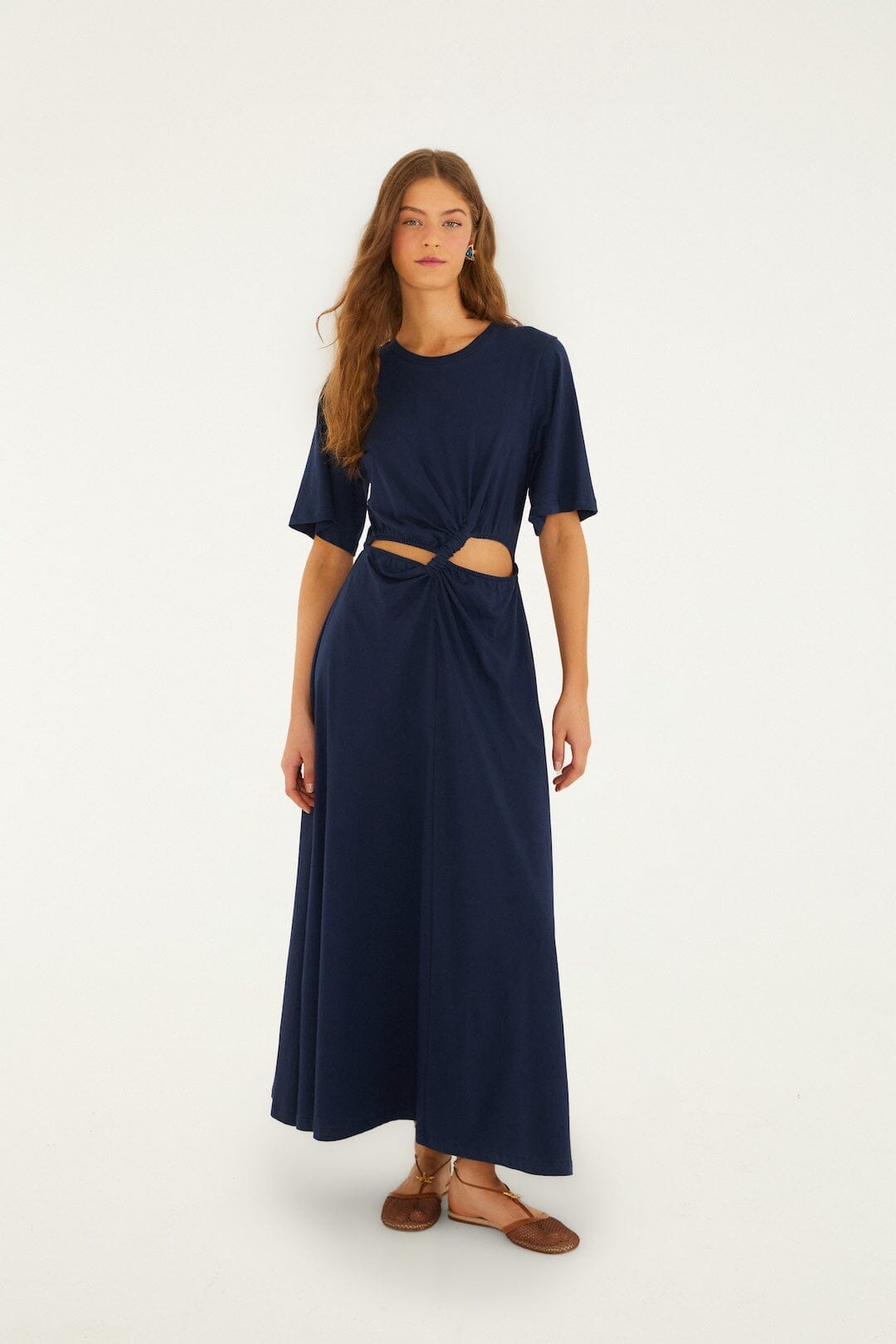 Robe maxi bleu foncé à manches courtes et découpes