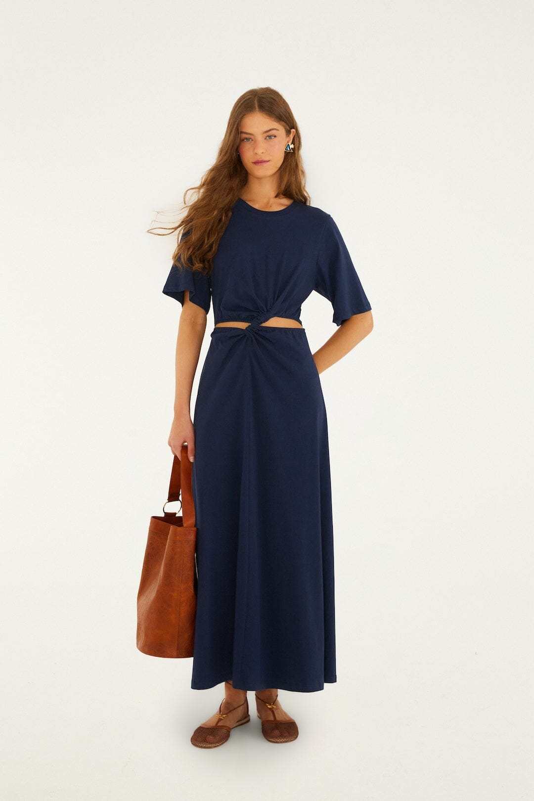 Robe maxi bleu foncé à manches courtes et découpes