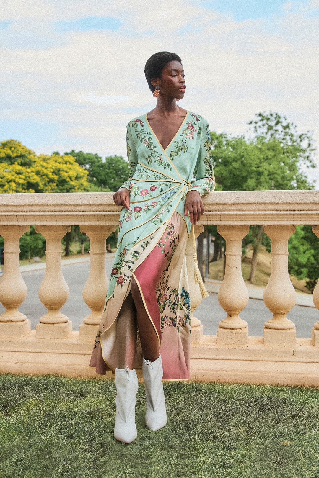 Robe longue maxi à manches longues et motif d'oiseaux sur l'arbre