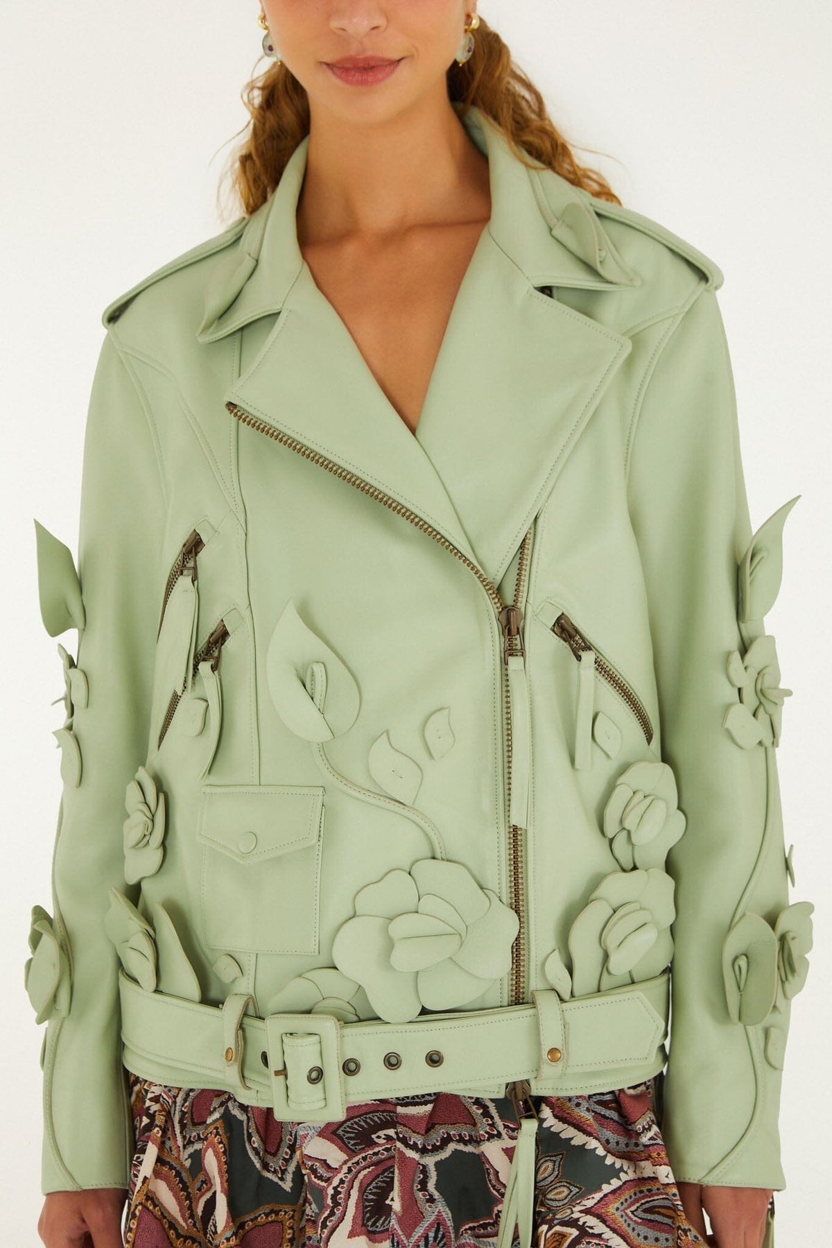 Blouson de motard en cuir ceinturé orné de fleurs en 3D