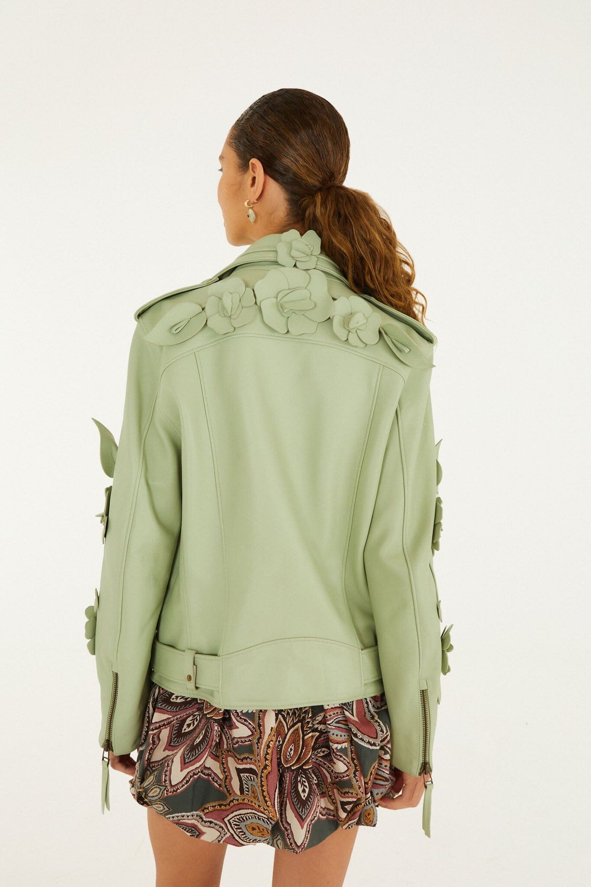 Blouson de motard en cuir ceinturé orné de fleurs en 3D