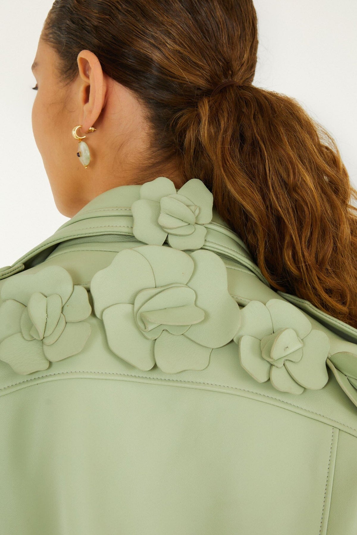 Blouson de motard en cuir ceinturé orné de fleurs en 3D