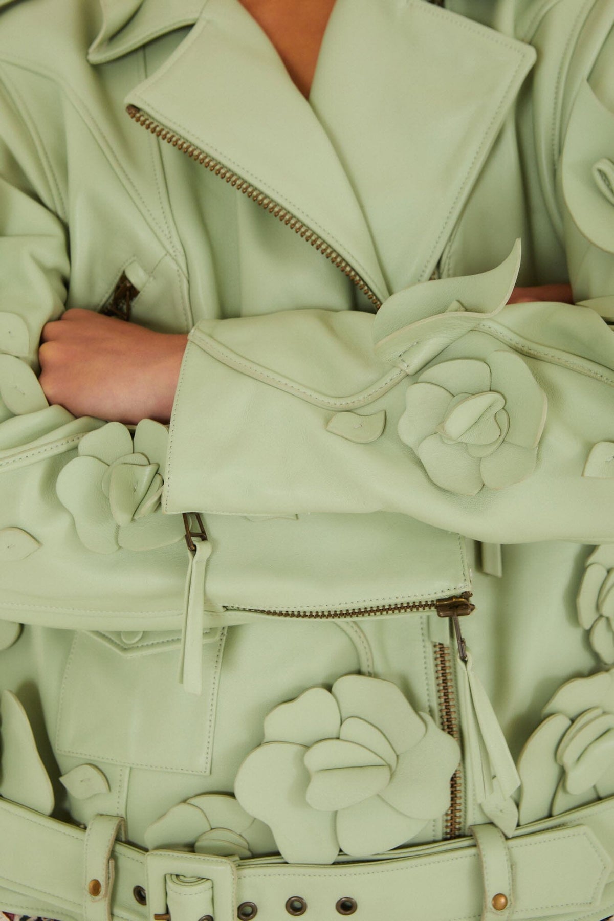 Blouson de motard en cuir ceinturé orné de fleurs en 3D