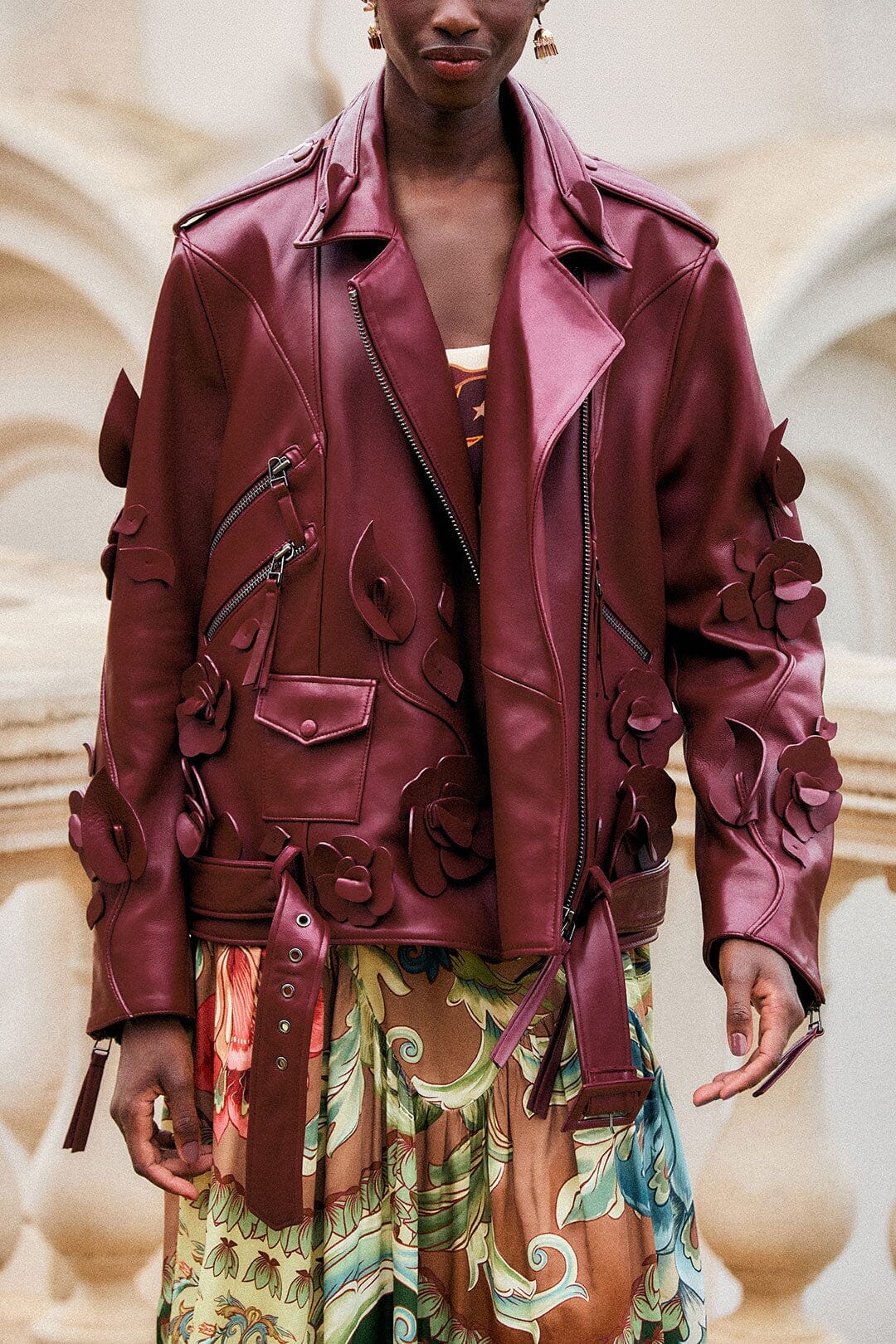 Lederjacke im Biker-Stil mit 3D-Blumen und Reißverschlüssen