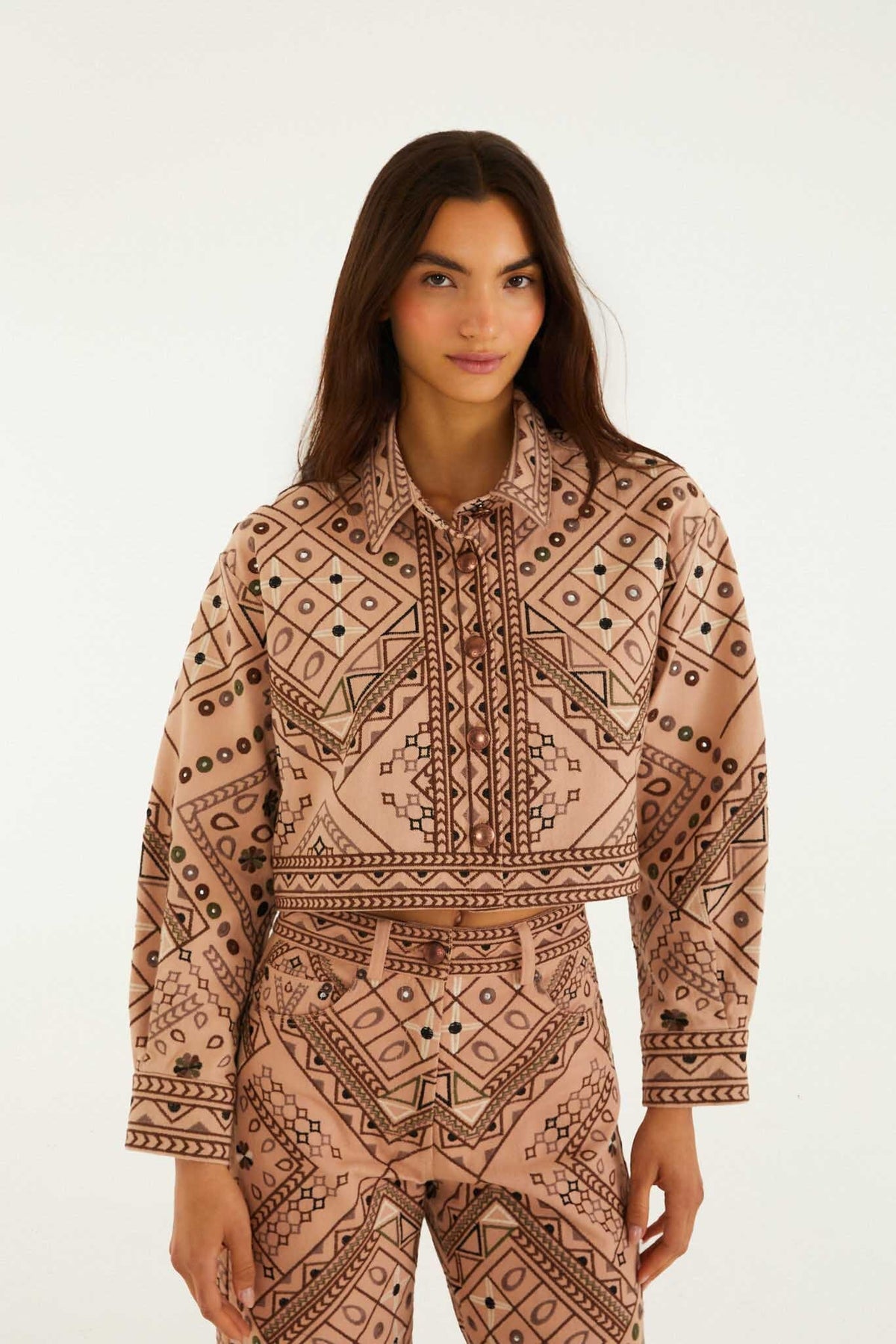 Chaqueta corta beige con cuello Cosmopolitan