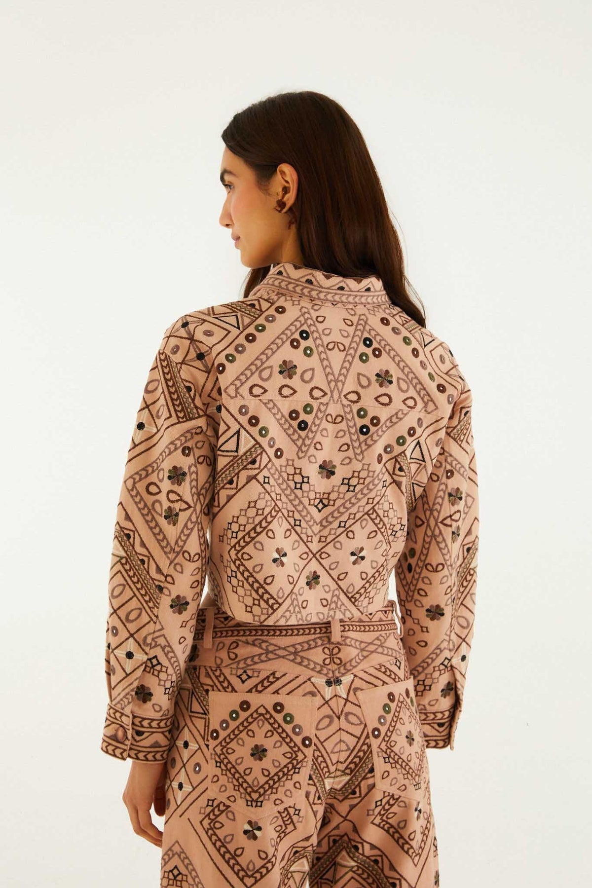 Chaqueta corta beige con cuello Cosmopolitan