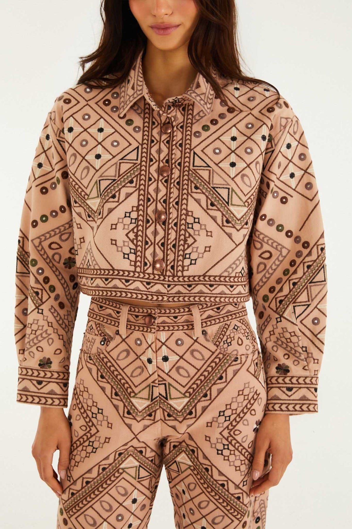 Chaqueta corta beige con cuello Cosmopolitan