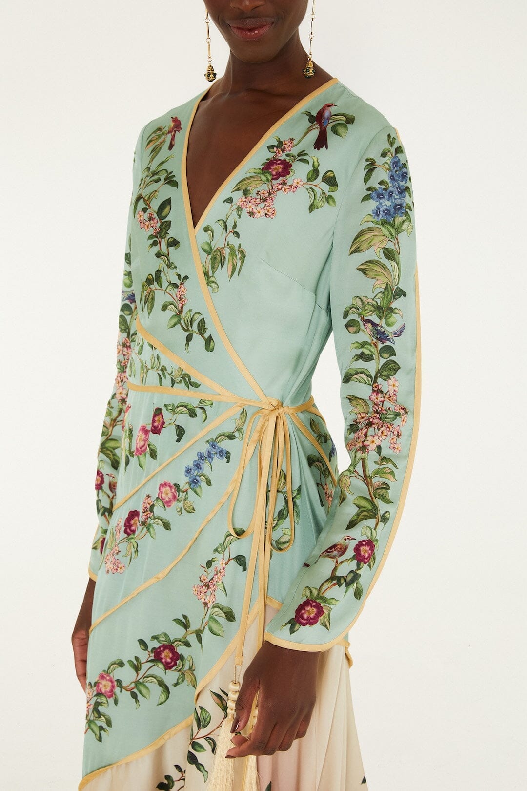 Robe longue maxi à manches longues et motif d'oiseaux sur l'arbre