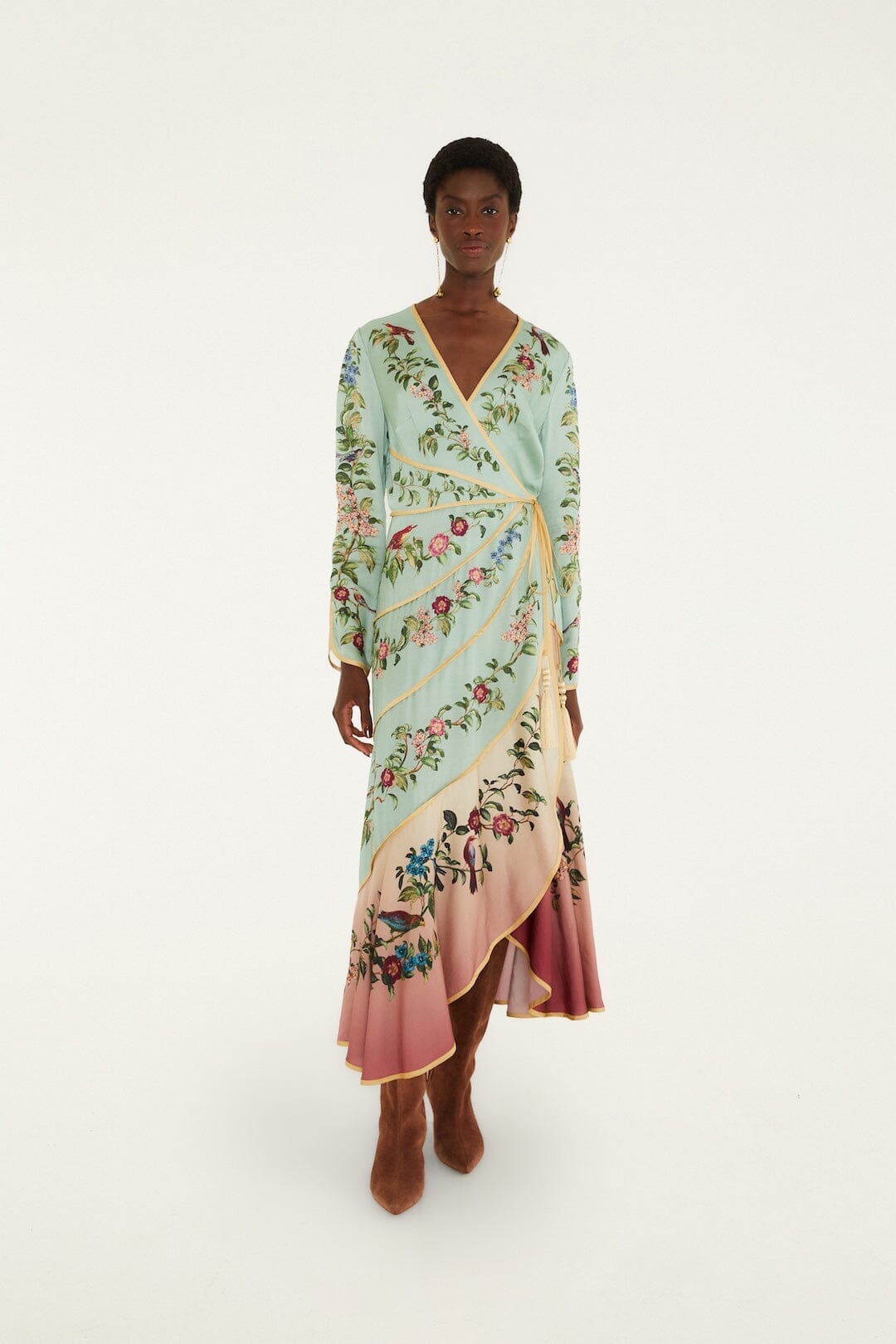 Robe longue maxi à manches longues et motif d'oiseaux sur l'arbre