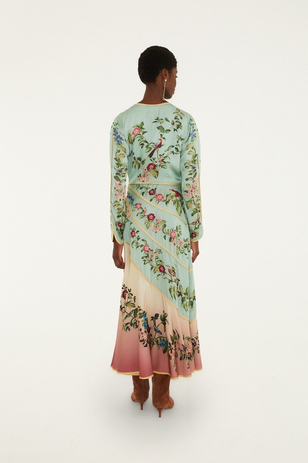 Robe longue maxi à manches longues et motif d'oiseaux sur l'arbre