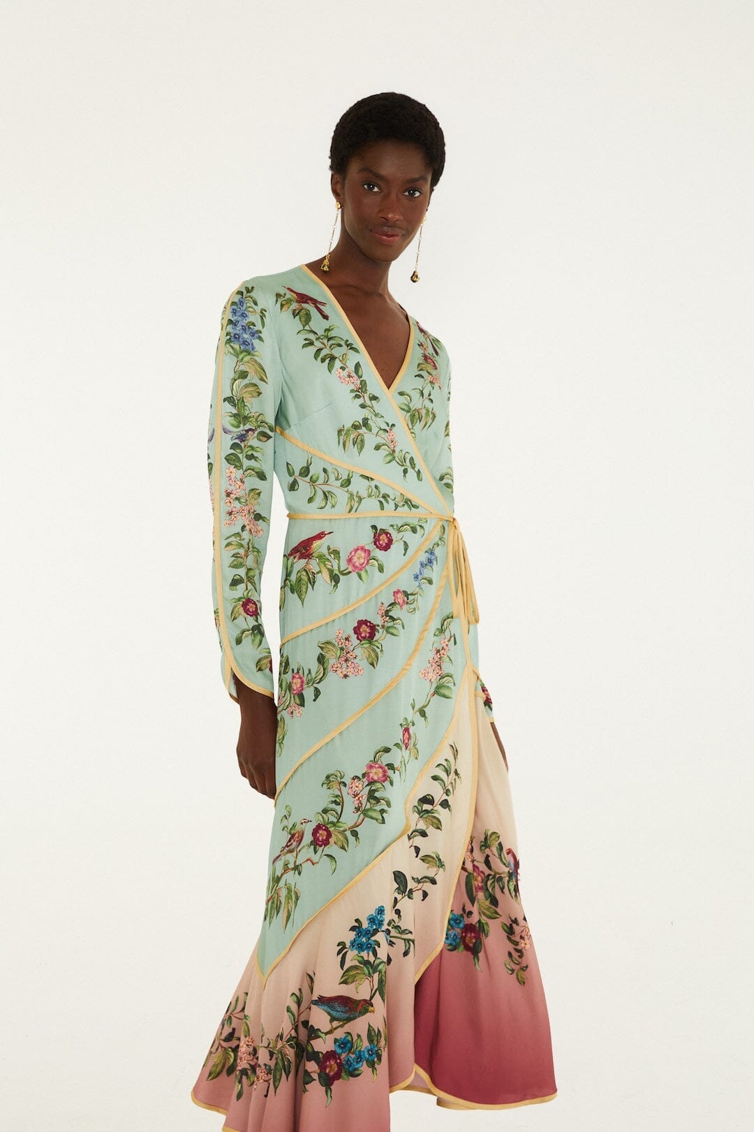 Robe longue maxi à manches longues et motif d'oiseaux sur l'arbre