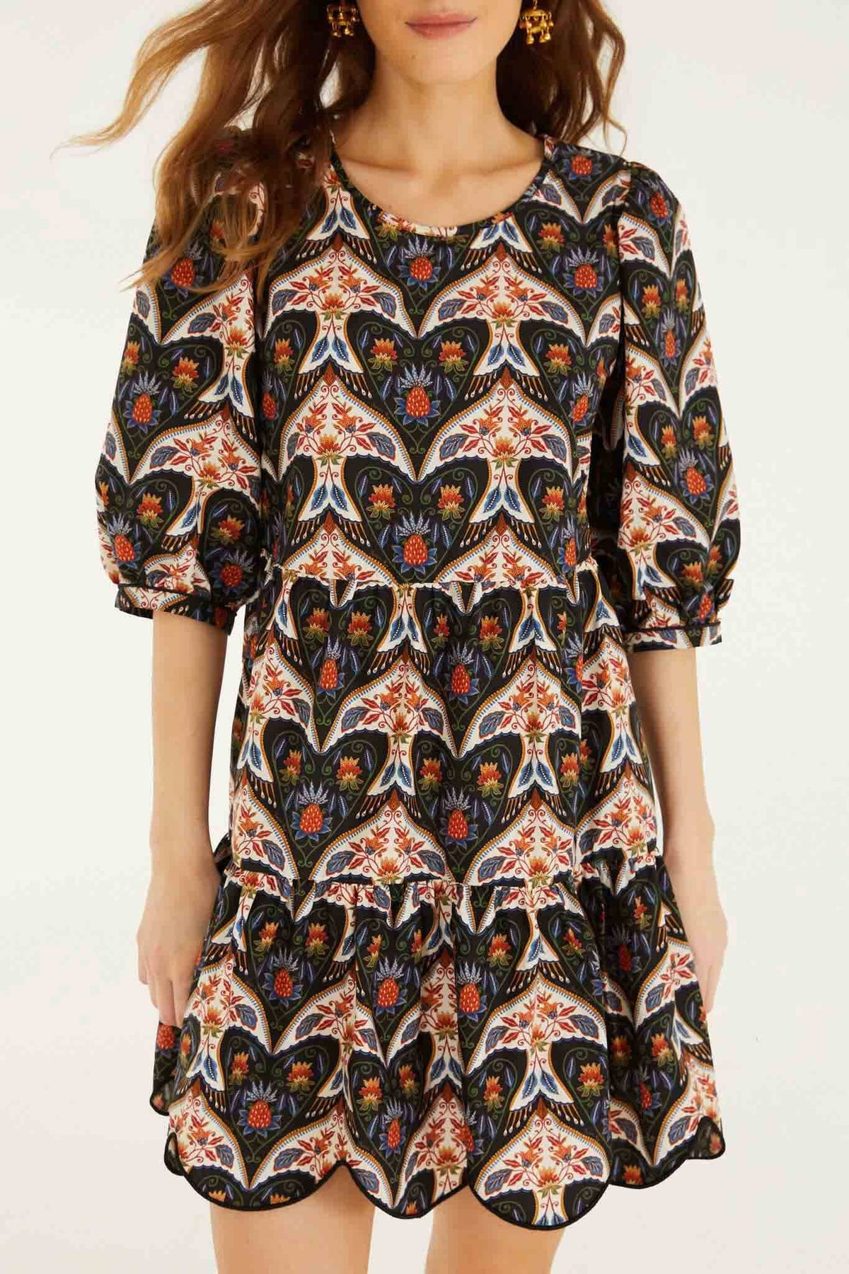 Vestido mini negro con estampado de pájaros de porcelana y mangas abullonadas
