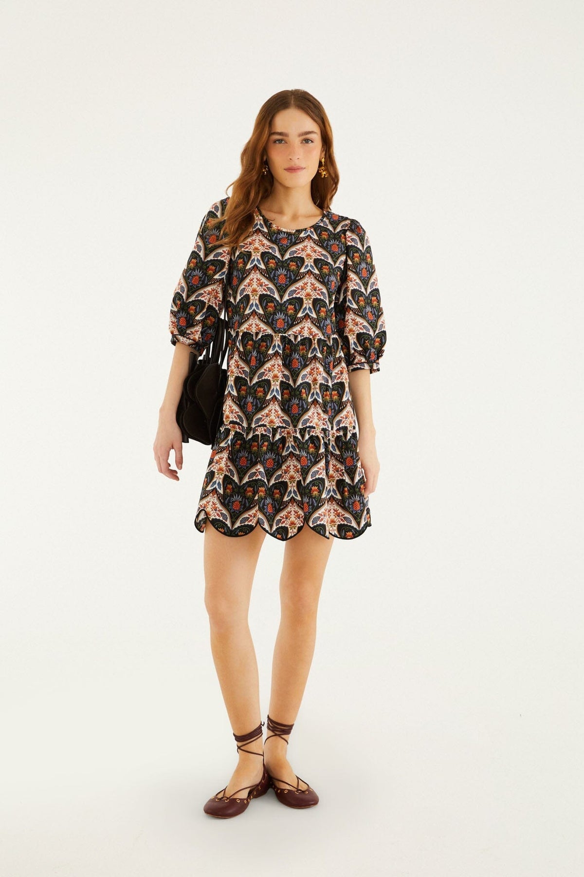 Vestido mini negro con estampado de pájaros de porcelana y mangas abullonadas