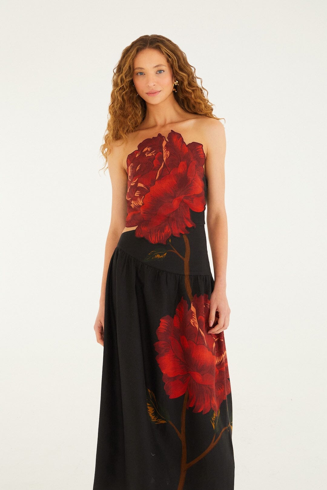 FARM Rio model wearing the Black Rosalia Artisanal Lenzing Ecovero Euroflax Midi Dress