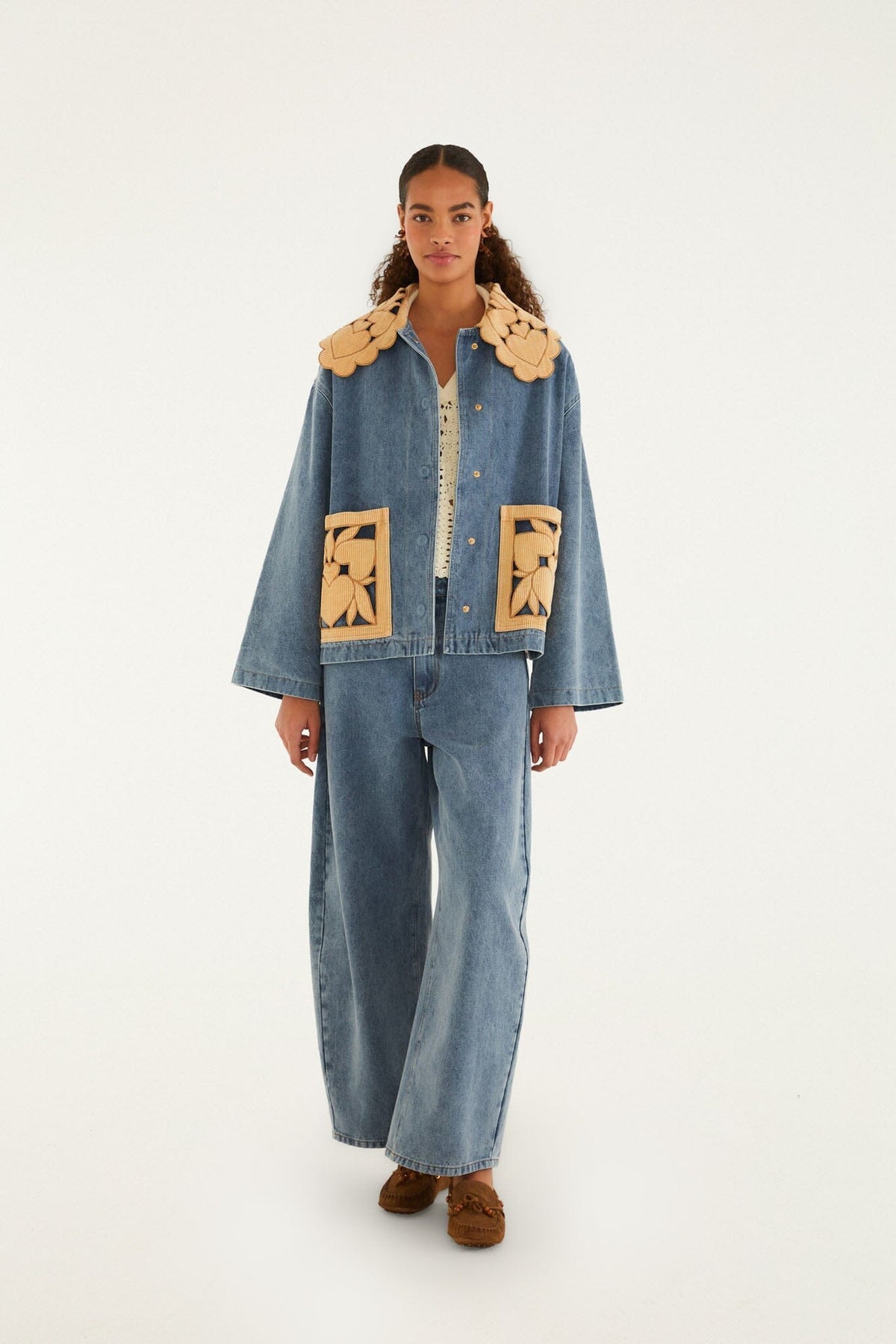 Pantalones vaqueros azules de pierna ancha con bordado Richelieu