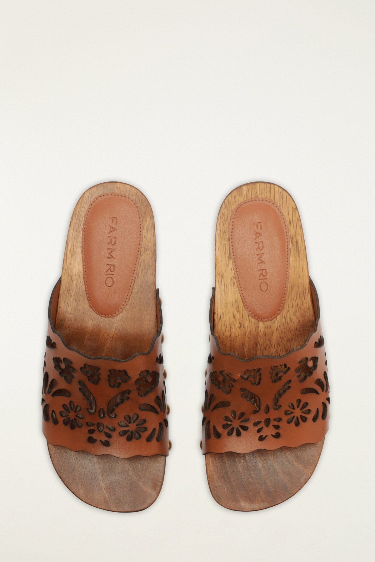 Zueco de piel con cordones marrón