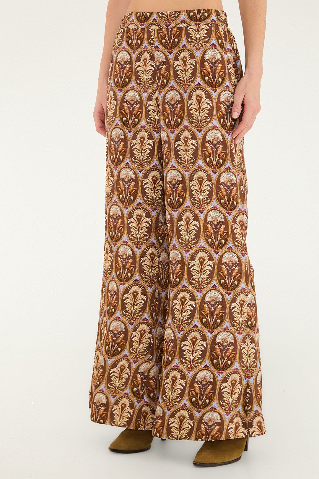 FARM Rio model wearing the Camafeu Long Pants