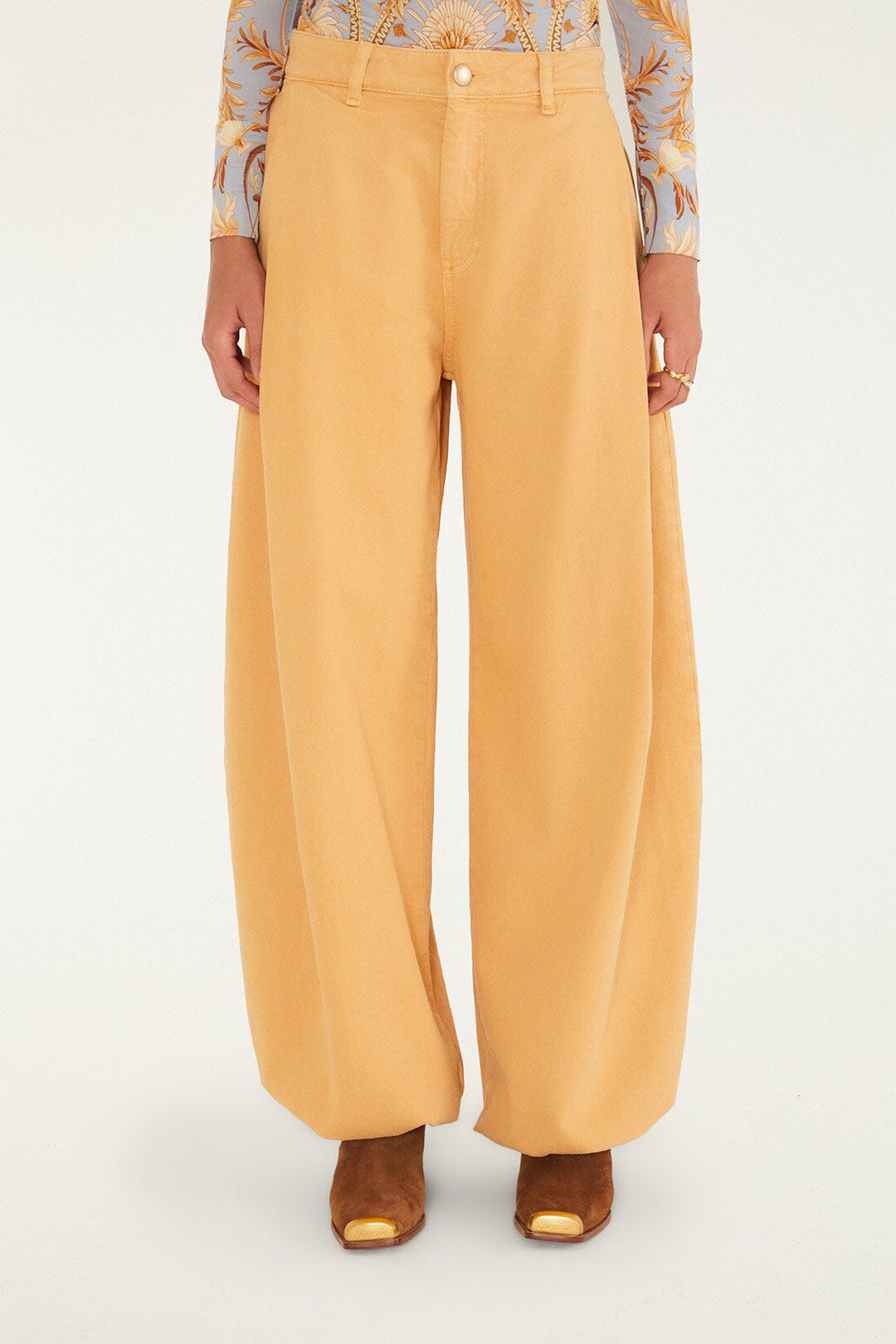 FARM Rio model wearing the Criaturas Fantásticas Twill Pants