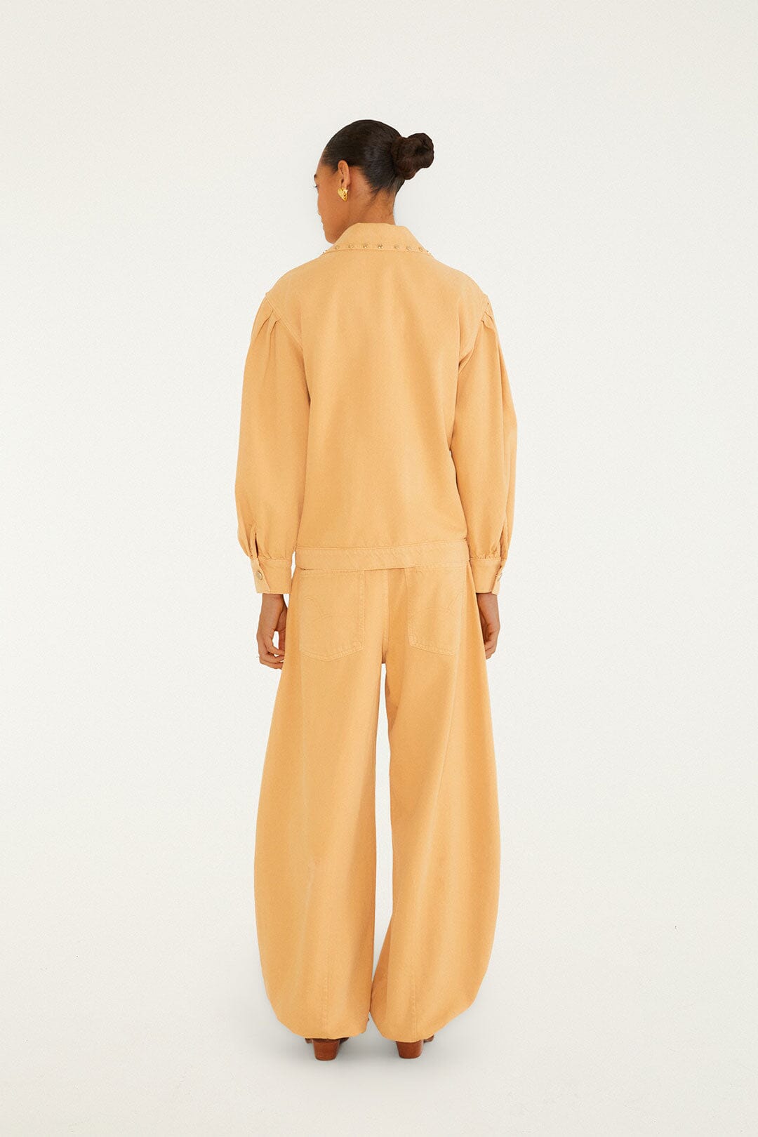 FARM Rio model wearing the Criaturas Fantásticas Twill Pants